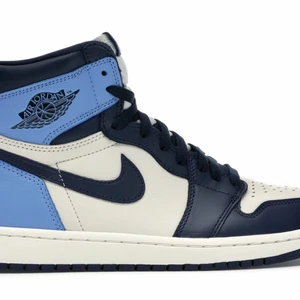 Jordan 1 obsidian  - Säljer ett par obsidian skick 9/10.                            Allt OG, kvitto storlek:40/us7.                                   Kom pm för bilder, frågor eller bud.