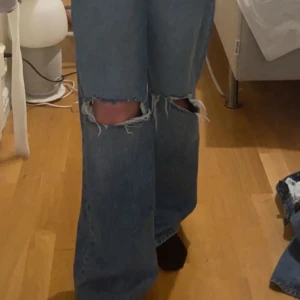 Blåa jeans med hål  - Jätte fint skick! Som helt nya, knappt använda💗💗 säljer pga har för mycket jeans, älskar detta jeans annars men måste tyvärr göra mig av me de! De sitter jätte fint på och är så bekväma☺️