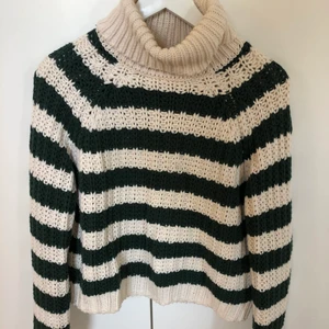 Stickad polotröja  - Stickar polotröja i vit och mörkgrön, mysig och varm!