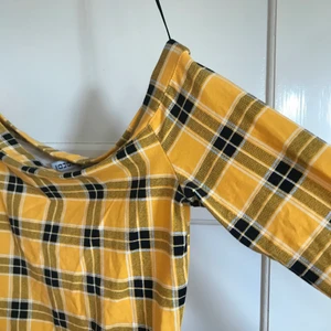 Off shoulder tröja - Supersöt rutig offshoulder tröja från H&M. Storlek S. Frakt tillkommer 🦋