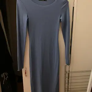 Ljusblå ribbad klänning från Bik bok stl XS. Klänningen går nedanför knäna, är i stretchigt mjukt material. 