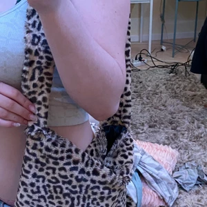 väska - superfin och mjuk leopardväska från Etsy💕💕 säljer då den inte kommer till användning!