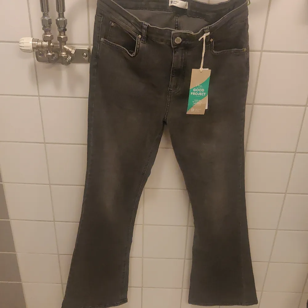 Grey flare jeans, never used XL.. Jeans & Byxor.