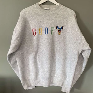 Vintage Disney Sweatshirt - Vintage Disney sweatshirt! - fint skick förutom en minimal fläck på framsidan (syns knappt, se bild 2).  - nuvarande bud är 350. Höj med minst 25 eller köp direkt för 400!