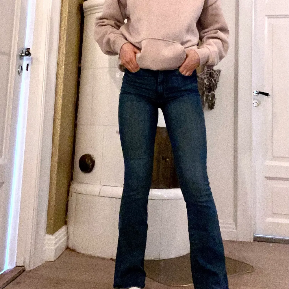 Bootcut högmidjade jeans från HM i storlek 34. Färgen är mer som bild 2 💞. Jeans & Byxor.