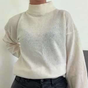 Stickad tröja - Vit fin stickad tröja🤍 Den passar XS upp till M