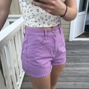 Lila jeans shorts - Snyggaste jeans shortsen 🤩 så fina till sommaren, jättesköna men aldrig använda pga fel storlek. 🦋💕 