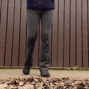 Rutiga byxor - Ett par rutiga byxor som går att ha som mjukis eller klä upp som kostymbyxor! Sitter väldigt snyggt och skönt på kroppen💓  Jag är ca 178 cm lång så de är väldigt långa i modellen 💕  köparen står för frakt på 70kr 