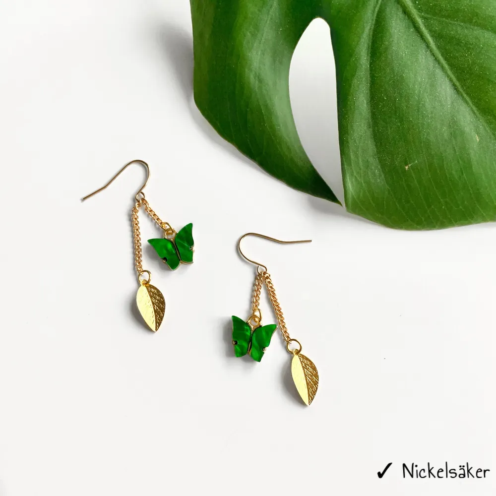 🌱 Meadow earrings 🌱 Gröna emaljerade fjärilar som skimrar fint och ljus guld metall ☼. Accessoarer.