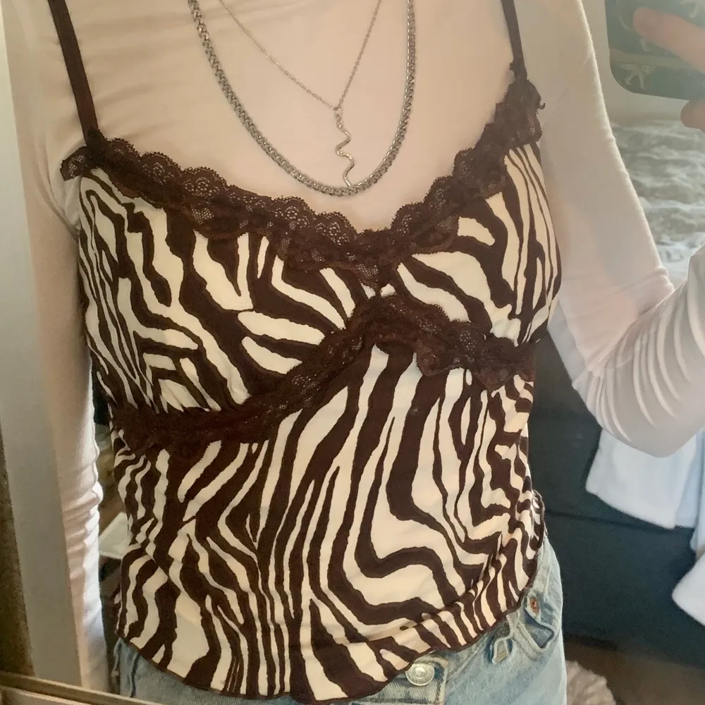 Jag funderar på att sälja detta populära linnet med zebramönster, aldrig använt endast testad på bilden 🤍🤍 snygg att ha till sommaren eller över en tröja som på bilden ✨. Toppar.