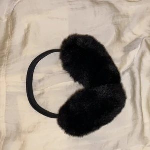 Svarta öronmuffar - Svarta fluffiga öronmuffar. Aldrig använda.