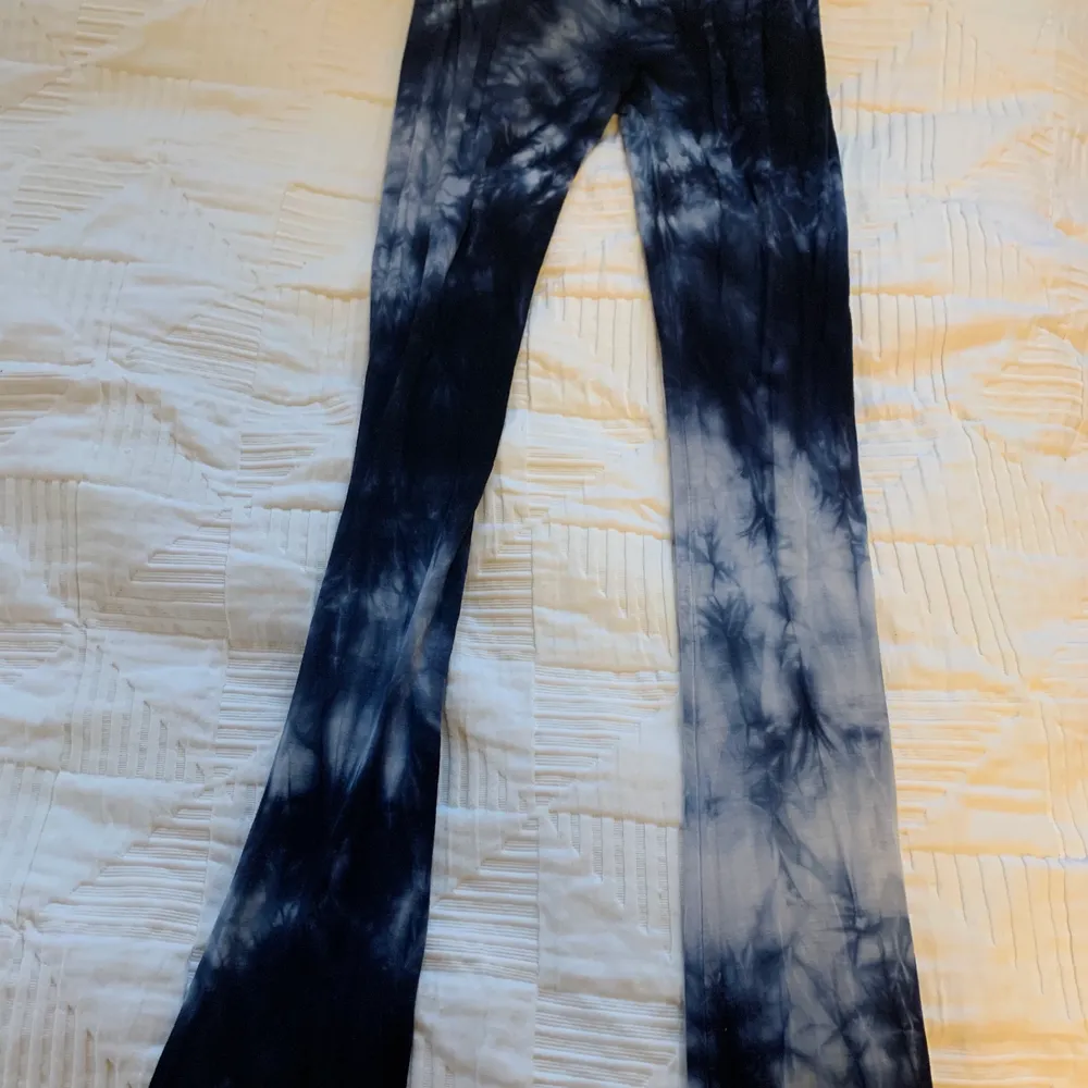 Supermjuka yoga pants med flare från American Eagle Outfitters i stl XXS. Säljer på grund av att de blivit för små🌞. Jeans & Byxor.