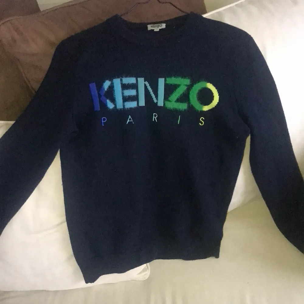 Kenzo Paris tröja väl omskött. Används ett par gånger.   Nypris:2500 kr . Tröjor & Koftor.