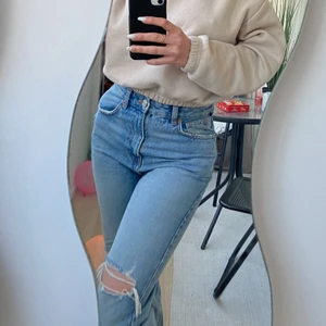 Zara Jeans - Sjukt snygga jeans från zara!! Sitter riktigt bra men kommer tyvärr inte till användning:( Köpta för 400 och är helt slutsålda 🥰🥰 Buda med minst 10 kr +