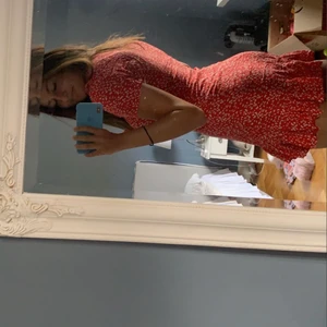 Sommarklänning - Säljer denna goa sommarklänning från mango som är röd med vita blommor med volanger 