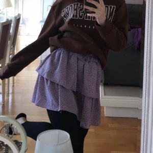 kjol  - jättefin kjol som är köpt från Shein för bara någon vecka sedan. Aldrig använd, bara testad. Ska säljas då jag inte tycker att den passar mig,, skriv för frågor eller andra bilder🤍🤍🤍100 kr inklusive frakt