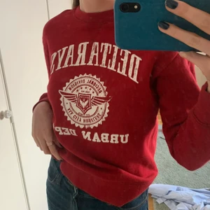 Tröja med tryck - Snygg collegetröja med tryck! Den har juniorstorlek men passar en xs!👍🏼