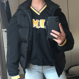 Svart väst - Svart väst som jag använt max 3 gånger,väldigt fint skick och passar bra till våren/kalla sommar kvällar🥰Buda i kommentarer,om ni vill köpa nu direkt istället för att buda så är priset på 390kr+frakt