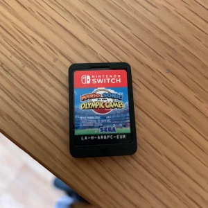 Nintendo switch  - Nintendo switch fungerar perfekt och medföljer en mario spel. Den var köpt via tradera men jag har inte använt det mycket.  Skärmen är helt repfri, och alla originaltillbehör ingår.  Fodral till switch medföljer. Allting fungerar som den ska. Det du ser på bilden är det som du kommer få. Skickas så fort pengarna är på kontot.  Det medföljer dock station, laddare, joysticks som finns i bilden, och kabel för att koppla till tv-n. Priset kan diskuteras.