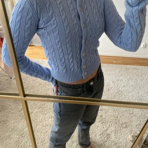 Kort knapp kofta - Kort kofta med knappar köpt i usa går att bäras på flera sett. Måste bli av med pga flytt