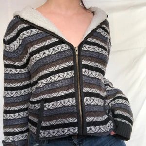 Kofta - Mysigaste unika koftan. ”Päls” inuti och ett fint randigt mönster på utsidan. Passar med mycket och väldigt varm! Visas på en s men passar även större och mindre beroende på önskad passform. Köpte står för frakten. 