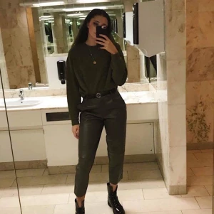 Grön sweatshirt från HM - Grön sweatshirt från HM. Storlek M. Köparen står för frakten.