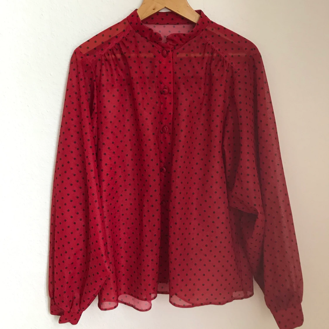 Vintage blus röd med prickar strl S/M - 90