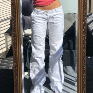 Byxor -  byxor från le temps des cerises🤎 jag är 163 cm och på mig är dem väldigt långa. Skulle säga att dem är i storleken S-M😁 fraktar för 66kr (spårbart) eller möts upp i Stockholm<3.                                            BUD ÄR BINDANDE!!