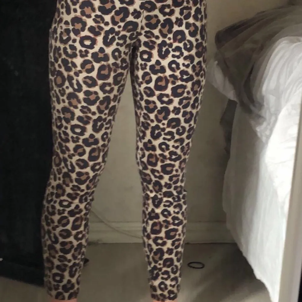 Coola kostymbyxor i leopard mönster. Byxorna är använda fåtal gånger. . Jeans & Byxor.