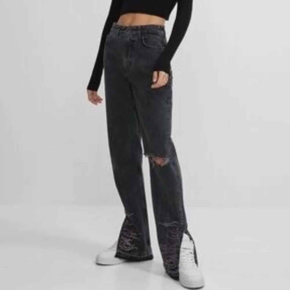 Säljer ett par as coola jeans från bershka som är slutsålda. Säljer eftersom jag inte hittar någon användning för dom. Skriv privat för mer bilder/information💕💕 (obs köpare står för frakt:)). Jeans & Byxor.