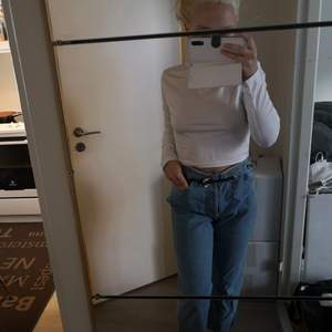 2 par byxor. Stl s i Jeans och xs i skinn. 50kr för jeans och 100 för skinn