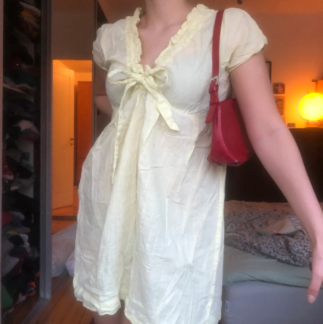 Ljusgul gullig klänning köpt secondhand  - 90