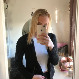 Gina Tricot strl. S - En kortare kofta från Gina Tricot med dragkedja. Helsvart. Fint skick men några strån lösa (kolla exempel vänster axel på passformbilden) men förstör absolut inte koftan i sig :) 