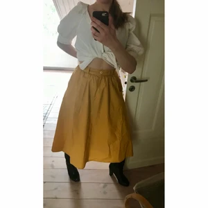 Senapsgul kjol sommar strl S, Mustard yellow high waist skirt size S - Senapsgul sommarkjol med hög midja och fickor i fint skick. Köpt på vintage i Paris, det står strl 38 i den men jag uppskattar den till strl S då den är ganska liten i midjan och franska vintage storlekar är små. Obs kjolen är ej struken på bilderna. 💛 Jag lägger upp nytt då och då, Följ mig gärna för kommande annonser 