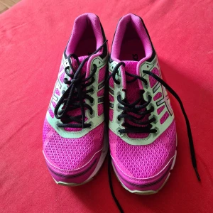 Nya ASICS löparskor  - Rosa ASICS dynamic duomax löparskor . Endast använda 2 ggr, då min flickvän tyckte de var för små i storlek.  Det är storlek 42, men känns som storlek 41 hälsar flickvännen.  Fler foton på dom finns att visa vid intresse. 