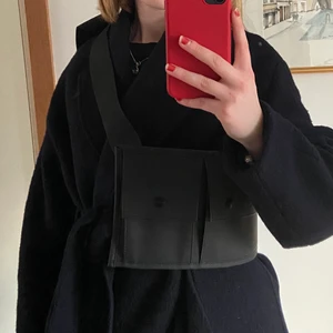 Cool väska  - Ascool, vattentät väska från Rains. Skitsnygg men aldrig använd då den inte är riktigt min stil.