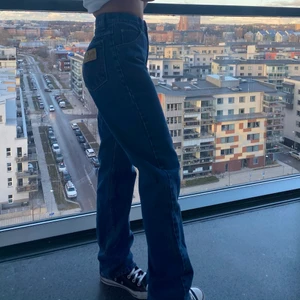 Mörkblåa straight leg jeans - Jeans från wrangler, mid waisted. Nypris är 800kr. Frakten är spårbar
