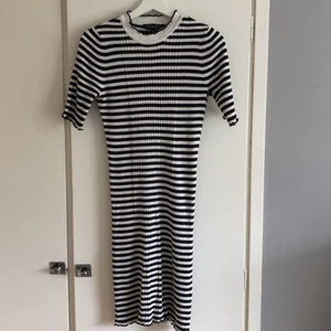 Randig klänning storlek 40  - Skön klänning. Använd endast någon gång. Perfekt till sommaren 