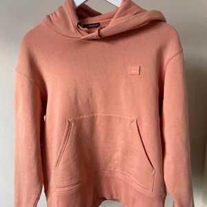 Acne hoodie  - Snygg rosa acne hoodie! Nypris:2400kr. Frakt :65kr om fler är intresserade kan budgivning ske!❣️💞 xs men passar S och liten M