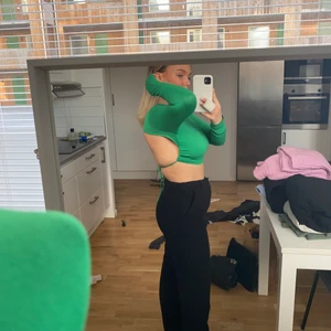 SÅÅ NAJS GRÖN TOPP - SÅ JÄVLA BALL TRÖJA, är aldrig använd och passar mig som är en M i överkroppen. Öppen rygg med knyten, fraktar mot kostnad 😜