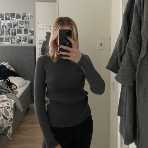 Stickad polo - Stickad polotröja från Lauren Ralph Lauren som är ett av Ralph Laurens märken. Märke på kragen finns på sista bilden