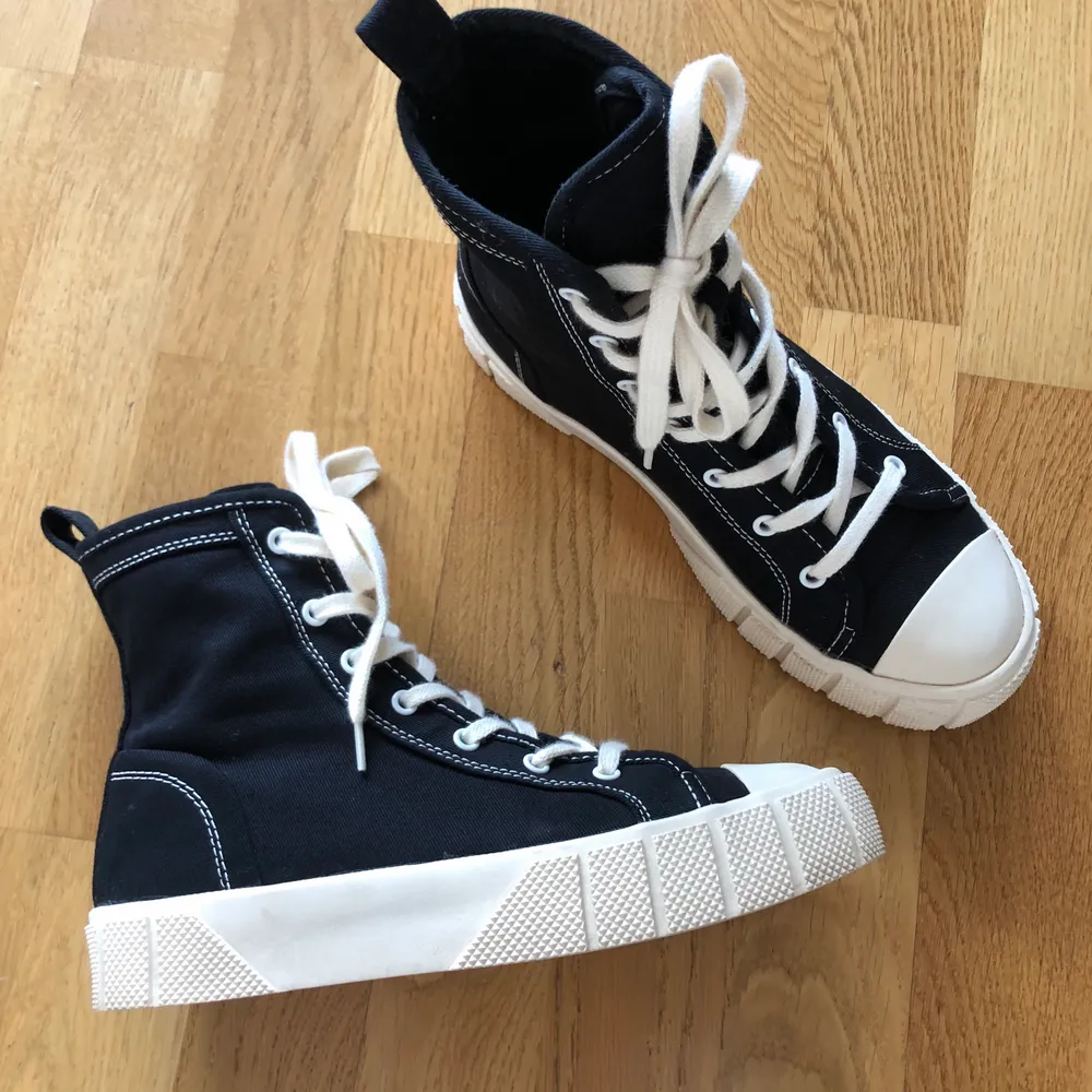 Converse liknande skor ifrån Zara, använda en gång och är i nyskick! . Skor.