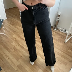 Monki yoko black jeans -  yoko jeans ifrån Monki i storlek 24. använt max 5ggr. Vid yttligare bilder och frågor, tveka inte med att fråga. Ordinarie pris 400kr. Köparen står för fraktkostnaden.