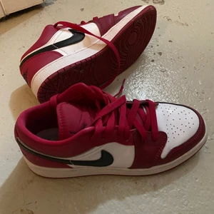 Nike jordans strl 38 - Säljer mina jordans i fint skick då de inte kommer till användning. De är ganska små i storleken så passar säkert en 37! Budgivning om flera är intresserade. Köparen står för frakt.