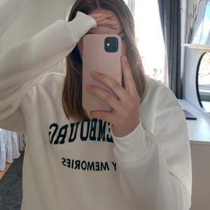 Vit sweatshirt med grönt tryck från Shein, aldrig använd!🤍perfekt oversized för mig som har XS/S i vanliga fall