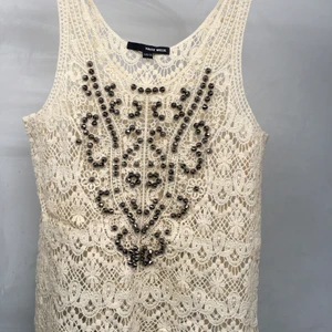 Exklusiv topp - Virkad topp med snygga detaljer. Perfekt för sommaren eller som strand plagg på sommaren. Storlek är mest som en XS 🙂