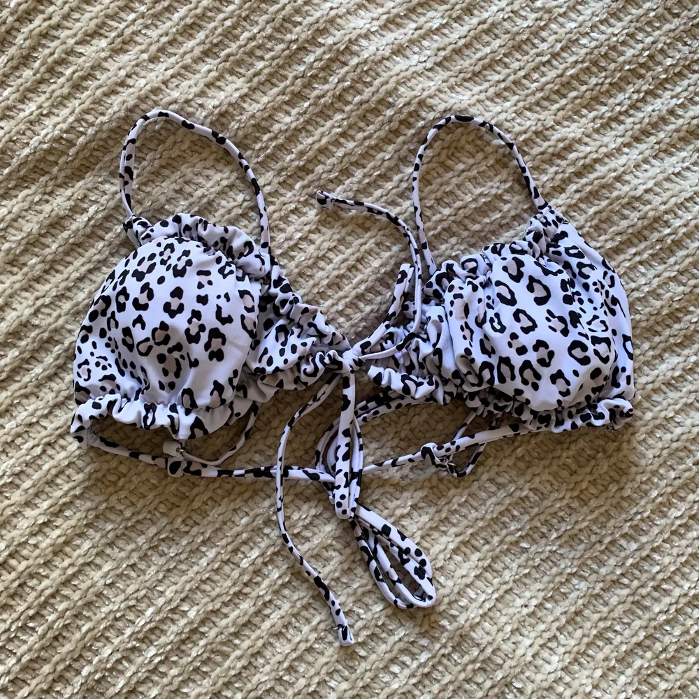 Så himla söt bikiniöverdel i ett fint leopardmönster. Bikinin är helt ny, endast provad. Köparen står för frakten🥰. Övrigt.