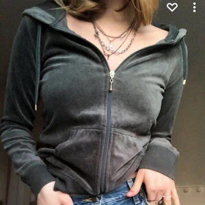 Kofta - Skitsnygg och ball kofta ifrån Gina tricot! Liknar juicy coture tröjan💛  bra skick och använd fåtal gånger