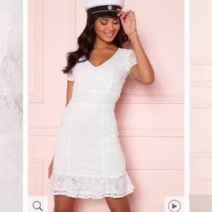 Säljer denna fina vita klänningen från Bubbelroom. Den är perfekt till skolavslutning eller student! Den är helt oanvänd med alla lappar kvar. Nypris 599kr
