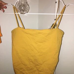 Gina tricot linne strl S - Gult linne från gina. Det populära linnet. Jättefint till sommar när man blir brun. Passar till kjol och jeans.